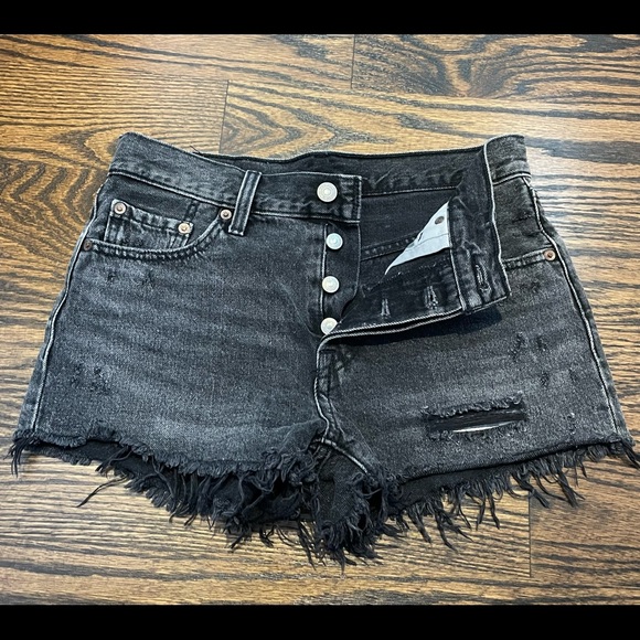 Black Levi’s Denim Shorts!! - Picture 2 of 4